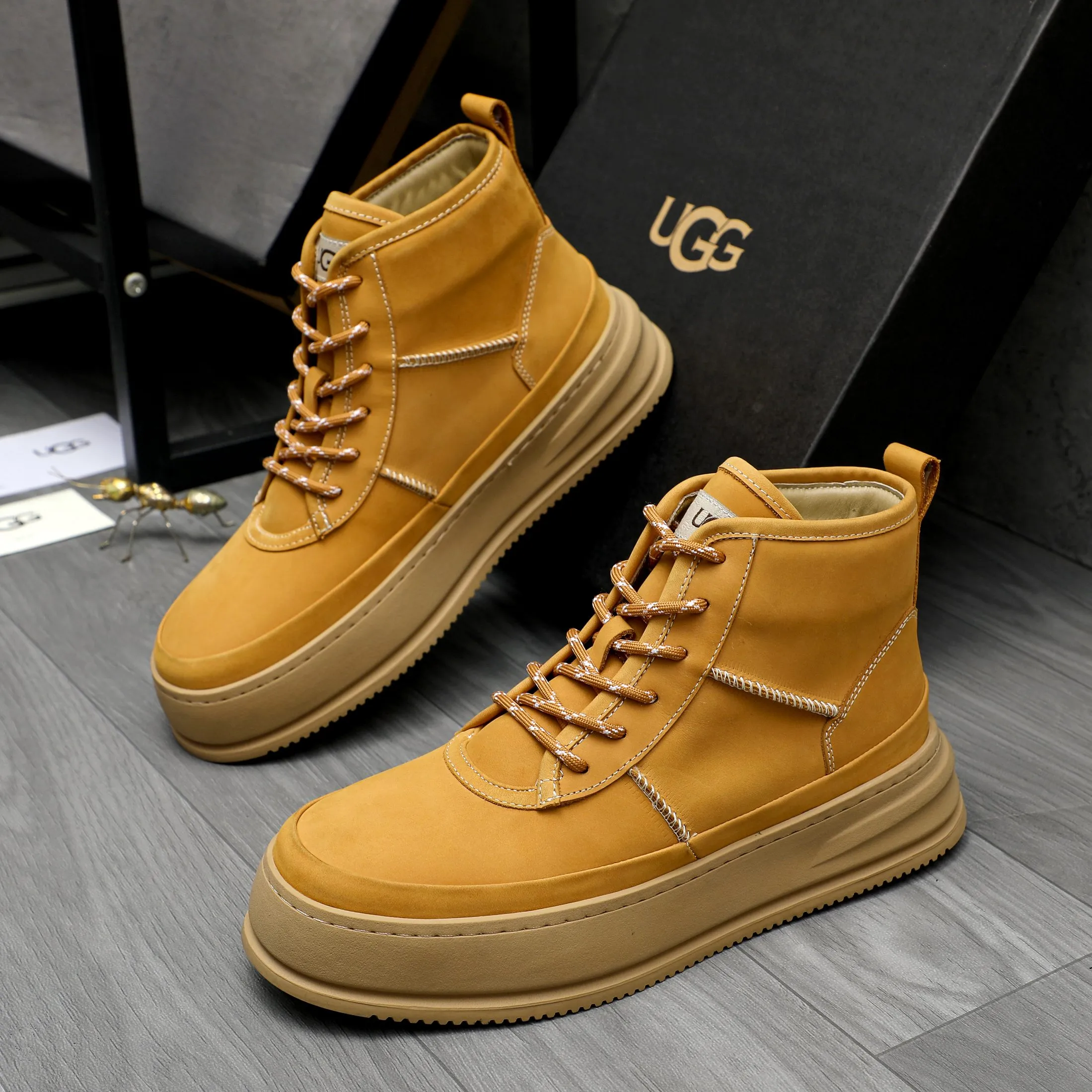 P620 Product trademark: "UGG" Gaobang men's shoes Regular size: 39-44 Product materials: Selected suede cowhide upper, wool lining, original outsole